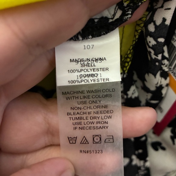 Vince Camuto Women's Printed Tiered-Bell-Sleeve Top White Birch S - Picture 13 of 14